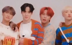 곰돌이를안고있는곰돌이를안고있는곰돌이