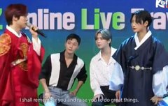 앞에서 사극연기하는데