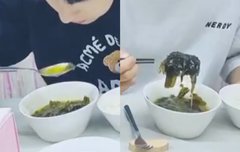 둘이 한입 차이