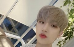 민기이날 셀카 많이 찍어둔거였음 좋겠당ㅋㅋㅋㅋ