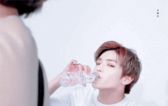 물 마시는 태용