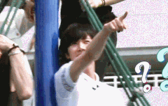 정글짐에서 놀란 태용