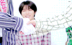 눈 꿈뻑이는 태용