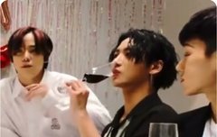 콜라가 아니라 와인아님?