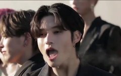 자기 입김나온다고 계속 입벌리고있어