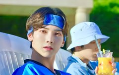 엄청 튀는 쥬스들고있지만