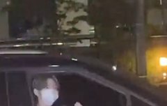 창문 스르륵닫히는데