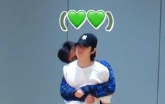 마크 형 껴안을때 눈 꼭감고 얼굴 묻는거 실화니