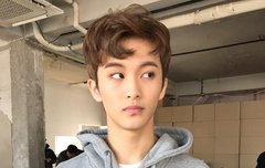 회색후드마크 나이를 거꾸로 먹나봐