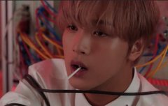 얜 얼굴에 뭐가 있어