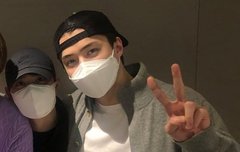 자근 형아한테 매달려있는