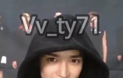 흑발에 후드쓰니까