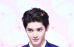 이 날 컨페티 머리 떨어뜨리는거