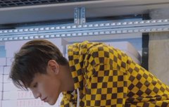 스티커때 찍은건가?