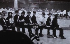 의자 하나에 9명앉기