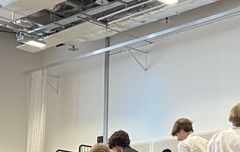 저기 앉아있는 보라색 넥타이 맥스맞지!!