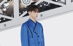 얼굴 인형같은데 구렛나루가 없고 치마를 입음