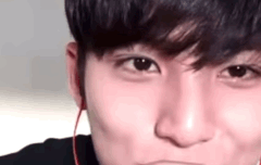 순간 김민규 얼굴에서 윤정한 보였어