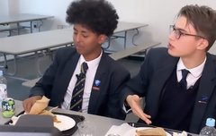 아르망 캔 음료도 신기하게 딴다