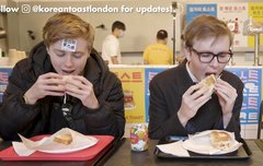 근데 키튼 이마에 스티커 붙인 거 개귀여움