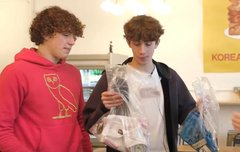 조쉬가 애들 준 선물봉지 자세히 보니까