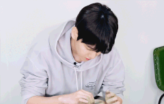 220117 도자기 공예 백현 유튜브.gif