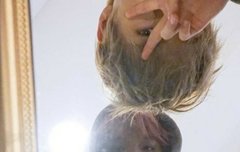 사진에 잇는 얘