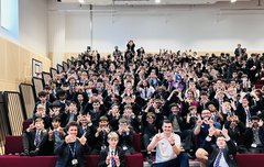 방금 교장쌤이 리트윗한 사진에서 아르망,알렉스!