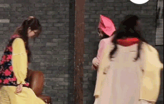 나갈때 꾸벅 인사하는 설윤이