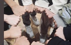 캐러뜰아 이거 손 누군지 물어봐도 될까