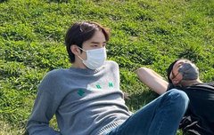 근데 우리 강아지 어쩐일로 청바지를 입엇대?