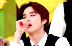 근데 정우 이날 귀걸이? 피어싱? 안했었넹