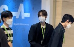 정우 휘적휘적 걸어다니는거 넘 모델같아