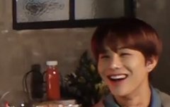 정우처럼 웃는 사람 있어?