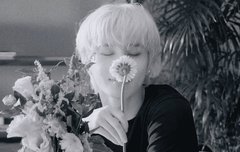 꽃향기 맡는 강쥐