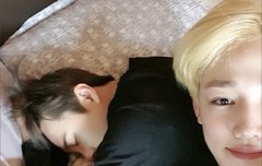 침대 투샷 셀카 너무 좋아