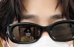 선글라스에 비친 준며니 귀여워
