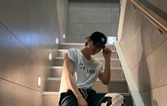 오빠 팔뚝 머에요