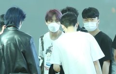 애들은 귀엽게 출국하네.. 하