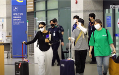 마마무(MAMAMOO) 화사, 문별 콘서트 마치고 입국