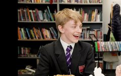 얘 아역배우 같지 않아?