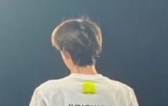 근데 정우 어깨 진짜 이쁘다