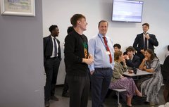 넥타이는 아마 졸업생 넥타이인듯?!