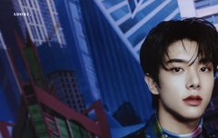 옷 화려한데 얼굴만 보임