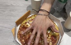 다같이 먹는 피자에 매너없이 손때 묻히는거봐