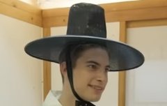 아르망 갓 쓸 때 사과머리 했네