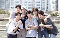 펜타곤 다같이 부산가서 찍은거 올라왔어!!