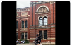 형구 런던 분수대에서도 포즈 췄네ㅋㅋㅋ