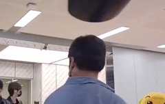 성훈이 공항에서 인형한테 인사함