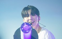 너무 해맑게 웃으면서 총 쏘시는거 아니세요?